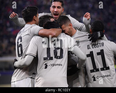 Bologna, Italien. 12 Jan, 2019. Juventus die Spieler feiern während der italienischen Cup Runde von 16 Fußballspiel zwischen FC Juventus Turin und Bologna in Bologna, Italien, Jan. 12, 2019. FC Juventus Turin gewann 2-0. Credit: Alberto Lingria/Xinhua/Alamy leben Nachrichten Stockfoto