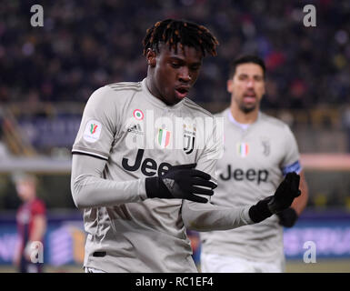 Bologna, Italien. 12 Jan, 2019. Juventus von Moise Kean (L) feiert während der italienischen Cup Runde von 16 Fußballspiel zwischen FC Juventus Turin und Bologna in Bologna, Italien, Jan. 12, 2019. FC Juventus Turin gewann 2-0. Credit: Alberto Lingria/Xinhua/Alamy leben Nachrichten Stockfoto