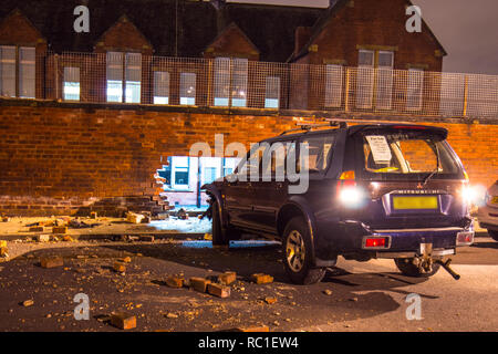 Leeds, West Yorkshire, UK. 13. Januar, 2019. Ein Mitsubishi 4x4 Fahrzeug, das geglaubt wird, gestohlen zu werden, in eine Wand an Conway Avenue in Harehills Credit: Yorkshire Pics/Alamy leben Nachrichten Stockfoto