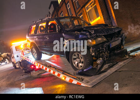 Leeds, West Yorkshire, UK. 13. Januar, 2019. Ein Mitsubishi 4x4 Fahrzeug, das geglaubt wird, gestohlen zu werden, in eine Wand an Conway Avenue in Harehills Credit: Yorkshire Pics/Alamy leben Nachrichten Stockfoto