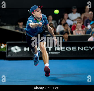 Sydney, Australien. 12 Jan, 2019. Alex de Minaur von Australien hits eine Rückkehr während der Männer Finale gegen Andreas Seppi aus Italien an der Sydney internationalen Tennisturnier in Sydney, Australien, Jan. 12, 2019. Alex de Minaur gewann 2-0. Credit: Zhu Hongye/Xinhua/Alamy leben Nachrichten Stockfoto