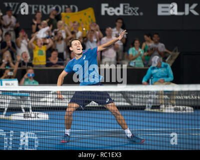 Sydney, Australien. 12 Jan, 2019. Alex de Minaur von Australien feiert Sieg nach dem Sieg der Männer Finale gegen Andreas Seppi aus Italien an der Sydney internationalen Tennisturnier in Sydney, Australien, Jan. 12, 2019. Alex de Minaur gewann 2-0. Credit: Zhu Hongye/Xinhua/Alamy leben Nachrichten Stockfoto