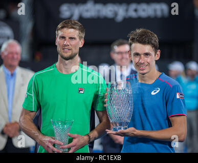 Sydney, Australien. 12 Jan, 2019. Alex de Minaur (R) von Australien und Andreas Seppi aus Italien posieren für Fotos, die während der Verleihung der Männer Finale bei den Sydney internationalen Tennisturnier in Sydney, Australien, Jan. 12, 2019. Alex de Minaur gewann 2-0. Credit: Zhu Hongye/Xinhua/Alamy leben Nachrichten Stockfoto