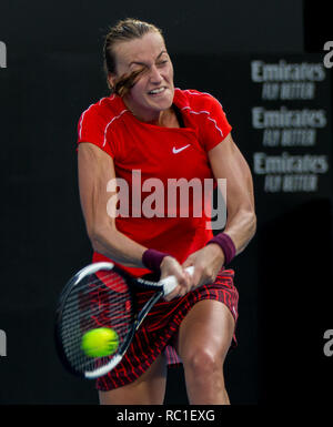 Sydney, Australien. 12 Jan, 2019. Petra Kvitova der tschechischen Republik hits eine Rückkehr während der Endrunde der Frauen gegen Ashleigh Barty von Australien am Sydney internationalen Tennisturnier in Sydney, Australien, Jan. 12, 2019. Petra Kvitova gewonnen 2-1. Credit: Zhu Hongye/Xinhua/Alamy leben Nachrichten Stockfoto