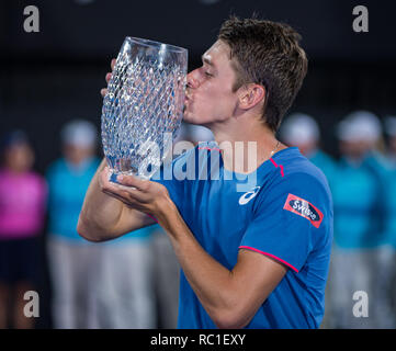 Sydney, Australien. 12 Jan, 2019. Alex de Minaur von Australien Posen für Fotos, die während der Verleihung des Men's Final gegen Andreas Seppi aus Italien an der Sydney internationalen Tennisturnier in Sydney, Australien, Jan. 12, 2019. Alex de Minaur gewann 2-0. Credit: Zhu Hongye/Xinhua/Alamy leben Nachrichten Stockfoto