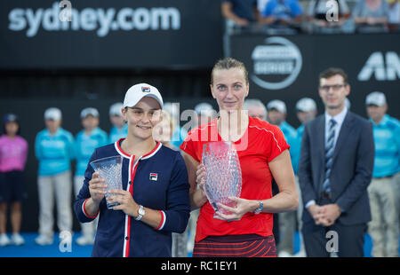 Sydney, Australien. 12 Jan, 2019. Petra Kvitova der tschechischen Republik und Ashleigh Barty von Australien posieren für Fotos, die während der Verleihung der Frauen Finale bei den Sydney internationalen Tennisturnier in Sydney, Australien, Jan. 12, 2019. Petra Kvitova gewonnen 2-1. Credit: Zhu Hongye/Xinhua/Alamy leben Nachrichten Stockfoto