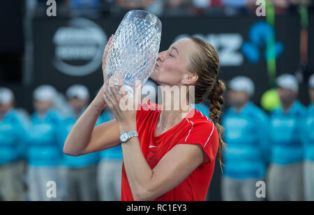 Sydney, Australien. 12 Jan, 2019. Petra Kvitova der tschechischen Republik küßt die Trophäe bei der Verleihung der Frauen- Finale gegen Ashleigh Barty von Australien am Sydney internationalen Tennisturnier in Sydney, Australien, Jan. 12, 2019. Petra Kvitova gewonnen 2-1. Credit: Zhu Hongye/Xinhua/Alamy leben Nachrichten Stockfoto