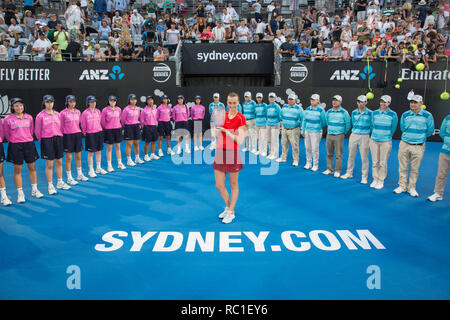 Sydney, Australien. 12 Jan, 2019. Petra Kvitova der tschechischen Republik posieren für Fotos, die während der Verleihung der Frauen- Finale gegen Ashleigh Barty von Australien am Sydney internationalen Tennisturnier in Sydney, Australien, Jan. 12, 2019. Petra Kvitova gewonnen 2-1. Credit: Zhu Hongye/Xinhua/Alamy leben Nachrichten Stockfoto