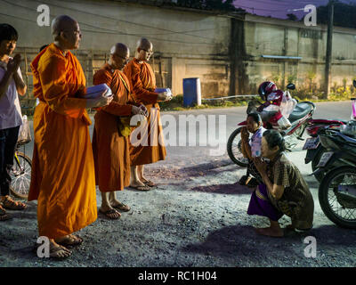 Nakhon Pathom, Nakhon Pathom, Thailand. 13 Jan, 2019. Weibliche Mönche aus Wat Songdhammakalyani Gesang nach Frauen in der Gemeinschaft gab den Mönchen Essen auf dem Almosen Umläufe. Die Sangha Obersten Rates, Thailand's Organ, buddhistische Mönche, Verbote, die Ordination von Frauen Mönche, aber Hunderte von thailändischen Frauen haben im Ausland, vor allem in Sri Lanka und Indien, ordiniert werden. Es gibt ungefähr 270 Frauen Mönche in Thailand und über 250.000 männlichen Mönche. Es gibt 7 Mönche und 6 Novizen im Wat Songdhammakalyani in Nakhon Pathom. Es war der erste Tempel in Thailand weibliche Mönche zu haben. Der Tempel ope Stockfoto