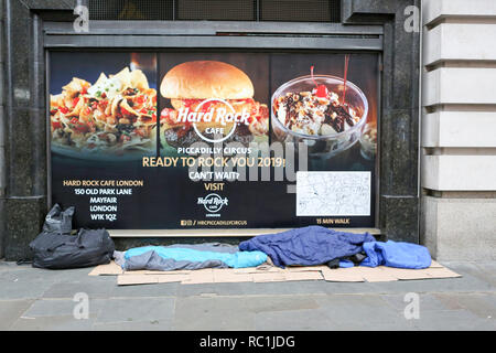 London, Großbritannien. 12 Jan, 2019. Piccadilly Circus, einem Obdachlosen und ihre Sachen außerhalb der Zukunft Hard Rock Café, die später im Jahr 2019 geöffnet wird. Penelope Barritt/Alamy Live News Credit: Penelope Barritt/Alamy leben Nachrichten Stockfoto