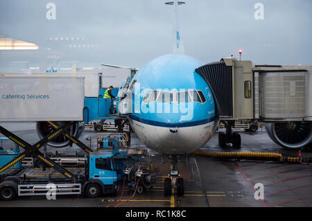 KLM Royal Dutch Airlines Flugzeug ist am Amsterdamer Flughafen Schiphol Landebahn gesehen. Stockfoto