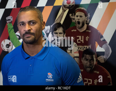 Berlin, Deutschland. 13 Jan, 2019. Didier Dinart, Trainer der Französischen Handballer, ist nach einer Pressekonferenz interviewt. Credit: Soeren Stache/dpa/Alamy leben Nachrichten Stockfoto