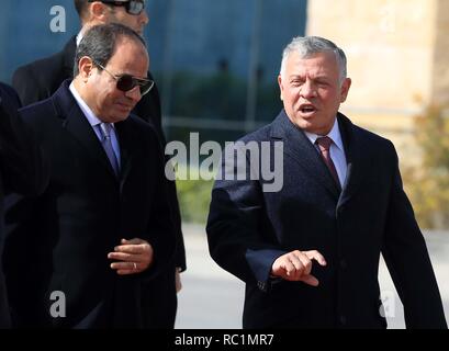 Amman, Jordanien. 13 Jan, 2019. Jordaniens König Abdullah II (R) spricht mit Besuch der ägyptische Präsident Abdel Fattah al-Sisi bei Marka International Airport in Amman, Jordanien, Jan 13, 2019. Credit: Mohammad Abu Ghosh/Xinhua/Alamy leben Nachrichten Stockfoto