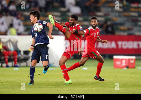 Januar 13, 2019: Ahmed Kano von Oman ein Foul auf Koya Kitagawa von Japan während des Oman v Japan im Zayed Sports City Stadium in Abu Dhabi, Vereinigte Arabische Emirate, AFC Asian Cup, asiatische Fußball-Meisterschaft. Ulrik Pedersen/CSM. Stockfoto