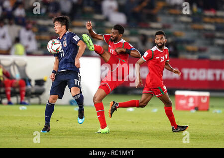 Januar 13, 2019: Ahmed Kano von Oman ein Foul auf Koya Kitagawa von Japan während des Oman v Japan im Zayed Sports City Stadium in Abu Dhabi, Vereinigte Arabische Emirate, AFC Asian Cup, asiatische Fußball-Meisterschaft. Ulrik Pedersen/CSM. Stockfoto