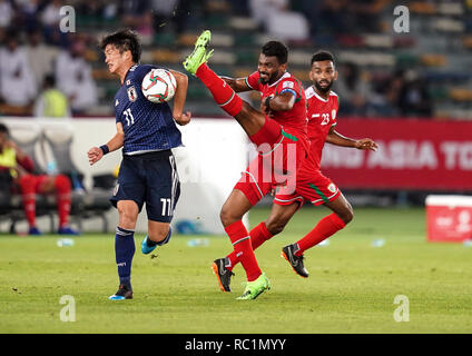 Januar 13, 2019: Ahmed Kano von Oman ein Foul auf Koya Kitagawa von Japan während des Oman v Japan im Zayed Sports City Stadium in Abu Dhabi, Vereinigte Arabische Emirate, AFC Asian Cup, asiatische Fußball-Meisterschaft. Ulrik Pedersen/CSM. Stockfoto