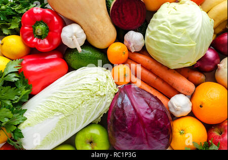 Blick von oben auf die Haufen von verschiedenen Gemüse und Früchte in Full Frame gesunde Bio-lebensmittel Hintergrund Konzept Stockfoto