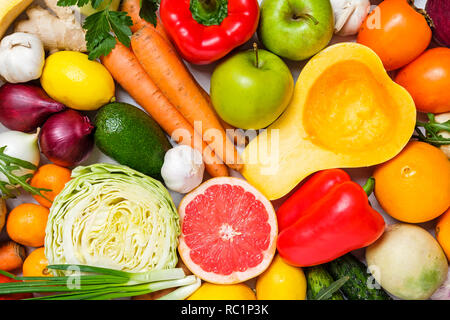 Zusammensetzung mit verschiedenen frischen Bio Gemüse und Früchte, ganz und geschnitten, von oben in Full Frame essen Hintergrund Konzept gesehen Stockfoto