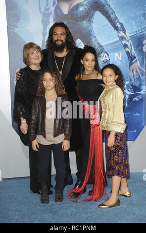 Premiere von Aquaman Mit: Coni Momoa, Jason Momoa, Nakoa-Wolf Manakauapo Namakaeha Momoa, Lisa Bonet, Lola Iolani Momoa Wo: Los Angeles, Kalifornien, Vereinigte Staaten, wenn: 12 Dez 2018 Credit: Apega/WENN.com Stockfoto