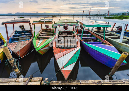 Bunte Touristenboote parkten am Ufer des Rawa Pening Lake, Zentral-Java, Indonesien Stockfoto
