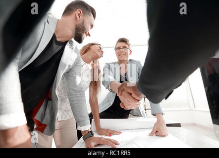 Bis zu schließen. Handshake der Architekt und Auftraggeber Stockfoto