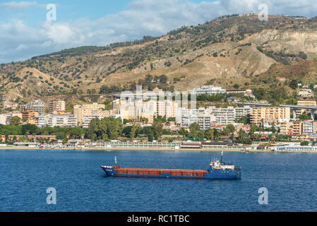Reggio Calabria, Italien - 30. Oktober 2017: General Cargo Ship NS-Koralle in der Meerenge von Messina in Reggio Calabria, Italien. Reggio di Calabria ist ein c Stockfoto