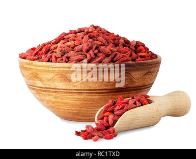 Getrocknete Goji Beeren in der Schüssel und hölzerne Schaufel auf weißem Hintergrund Stockfoto