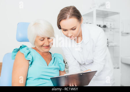 Ältere Frau Patienten in medizinische Beratung an der Klinik Stockfoto