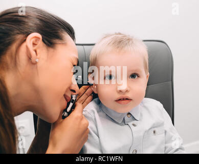 Audiologen Arzt tun ein Ohr Untersuchung mit otoskop zu kleinen Jungen Stockfoto