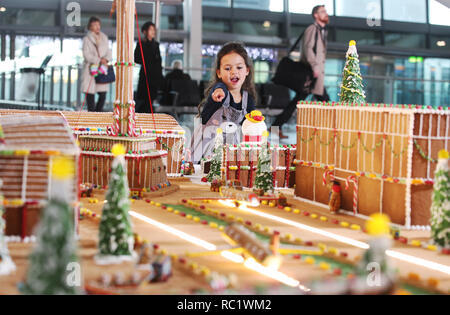 Große britische Backen aus Sieger 2016, Candice Braun und essen Künstler Michelle Wibowo stellte ein 50 kg Lebkuchen Modell von Heathrow, erstellt die Passagiere zu Weihnachten überraschen. Die handgefertigten Schöpfung nahm mehr als 200 Stunden zu Macht und verfügt über mehr als 1000 Lebkuchen Stücke. Mit: Atmosphäre, Wo: London, Vereinigtes Königreich, wenn: 13 Dez 2018 Quelle: Joe Pepler/PinPep/WENN.com Stockfoto