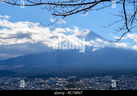Schließen nach oben von schönen Fuji Berg mit Schnee Abdeckung auf der Oberseite mit weißen Wolken und blauer Himmel, Wahrzeichen von Japan Stockfoto