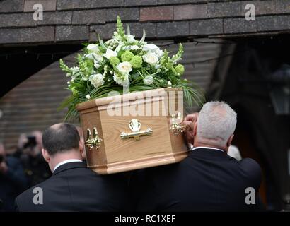 Verschiedene Prominente nehmen an der Beerdigung von Ronnie Corbett in St. Johannes Evangelist Kirche in Shirley, in der Nähe von Croydon Wo: Croydon, Großbritannien Wann: 18 Apr 2016 Credit: Steve Finn/WANN Stockfoto