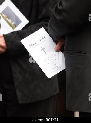 Verschiedene Prominente nehmen an der Beerdigung von Ronnie Corbett in St. Johannes Evangelist Kirche in Shirley, in der Nähe von Croydon Wo: Croydon, Großbritannien Wann: 18 Apr 2016 Credit: Steve Finn/WANN Stockfoto