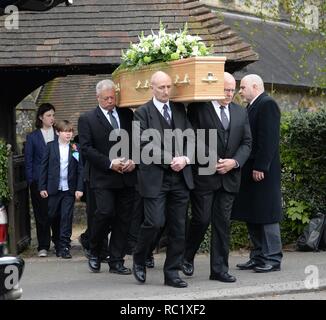 Verschiedene Prominente nehmen an der Beerdigung von Ronnie Corbett in St. Johannes Evangelist Kirche in Shirley, in der Nähe von Croydon Wo: Croydon, Großbritannien Wann: 18 Apr 2016 Credit: Steve Finn/WANN Stockfoto