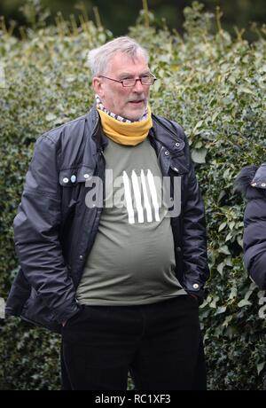 Verschiedene Prominente nehmen an der Beerdigung von Ronnie Corbett in St. Johannes Evangelist Kirche in Shirley, in der Nähe von Croydon Wo: Croydon, Großbritannien Wann: 18 Apr 2016 Credit: Steve Finn/WANN Stockfoto