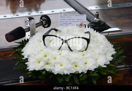 Verschiedene Prominente nehmen an der Beerdigung von Ronnie Corbett in St. Johannes Evangelist Kirche in Shirley, in der Nähe von Croydon Wo: Croydon, Großbritannien Wann: 18 Apr 2016 Credit: Steve Finn/WANN Stockfoto