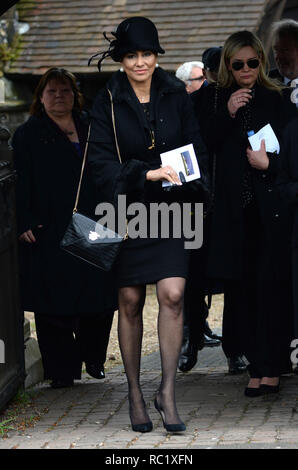 Verschiedene Prominente nehmen an der Beerdigung von Ronnie Corbett in St. Johannes Evangelist Kirche in Shirley, in der Nähe von Croydon Wo: Croydon, Großbritannien Wann: 18 Apr 2016 Credit: Steve Finn/WANN Stockfoto