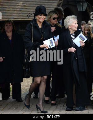 Verschiedene Prominente nehmen an der Beerdigung von Ronnie Corbett in St. Johannes Evangelist Kirche in Shirley, in der Nähe von Croydon Wo: Croydon, Großbritannien Wann: 18 Apr 2016 Credit: Steve Finn/WANN Stockfoto