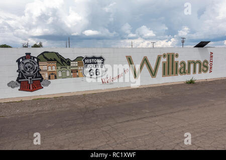 'Willkommen bei Willams, Arizona" Schild an einer Wand in Williams, als das Tor zum Grand Canyon National Park bekannt, im nördlichen Arizona, USA. Stockfoto