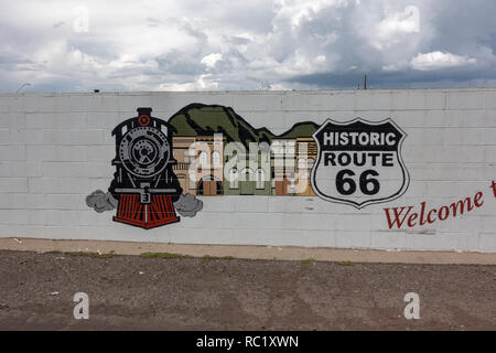 'Willkommen bei Willams, Arizona" Schild an einer Wand in Williams, als das Tor zum Grand Canyon National Park bekannt, im nördlichen Arizona, USA. Stockfoto