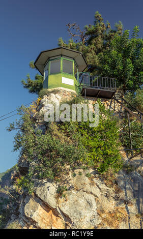 Kiosk auf der Spitze einer Klippe Stockfoto