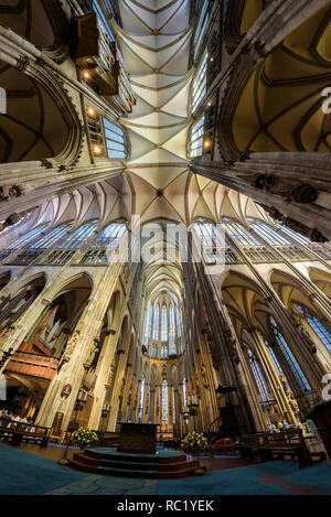 Weitwinkel Innenansicht der Kölner Dom (Kölner Dom), einer beeindruckenden gotischen Architektur Katholische Kirche, Sitz der dem Erzbischof von Koeln. Stockfoto