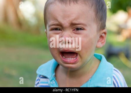 Weinenden kleinen Jungen. Weinen. Porträt der jungen. Kaukasier Kind schaut auf Kamera. Charmante Junge das Kind weint, mit Tränen in den Augen. Ein verärgerter Temperament. hysterischer Stockfoto