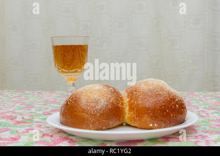 Draufsicht des Sabbat eve Tabelle mit aufgedeckt challah Brot und Wein Kiddusch Cup. kopieren. Challah und Wein am Sabbat. Stockfoto