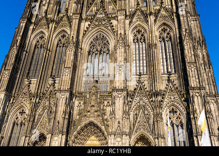 Detail der Fassade des berühmten Gotischen Kathedrale (Kölner Dom) an einem sonnigen Tag. Köln, Deutschland. Stockfoto