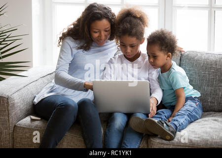 Schwarze Familie Mutter mit Kindern mit Laptop zusammen zu Hause Stockfoto