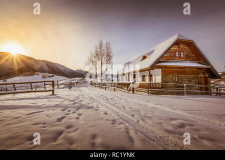 Schöne Winterlandschaft Landschaft bei Sonnenuntergang - tolles Winterbild wallpaper von Poiana Brasov Rumänien Stockfoto