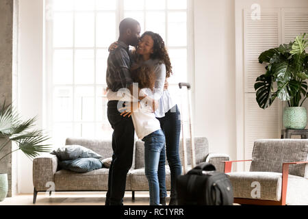 Gerne schwarze Familie, die einladende afrikanischen Vater zurück Uhr kommenden Stockfoto