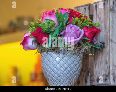 Schönen Blumenschmuck von Rosen in einer Vase aus Keramik Stockfoto