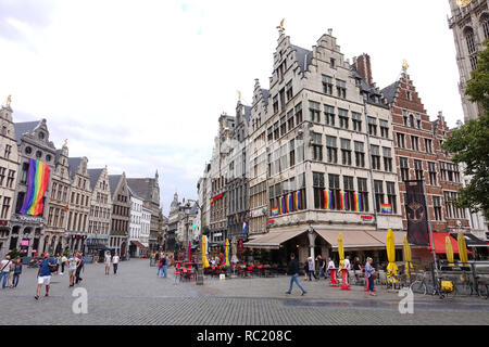 Regenbogenflagge auf Gebäuden in Antwerpen Stockfoto